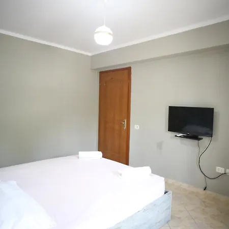 Center * تيرانا